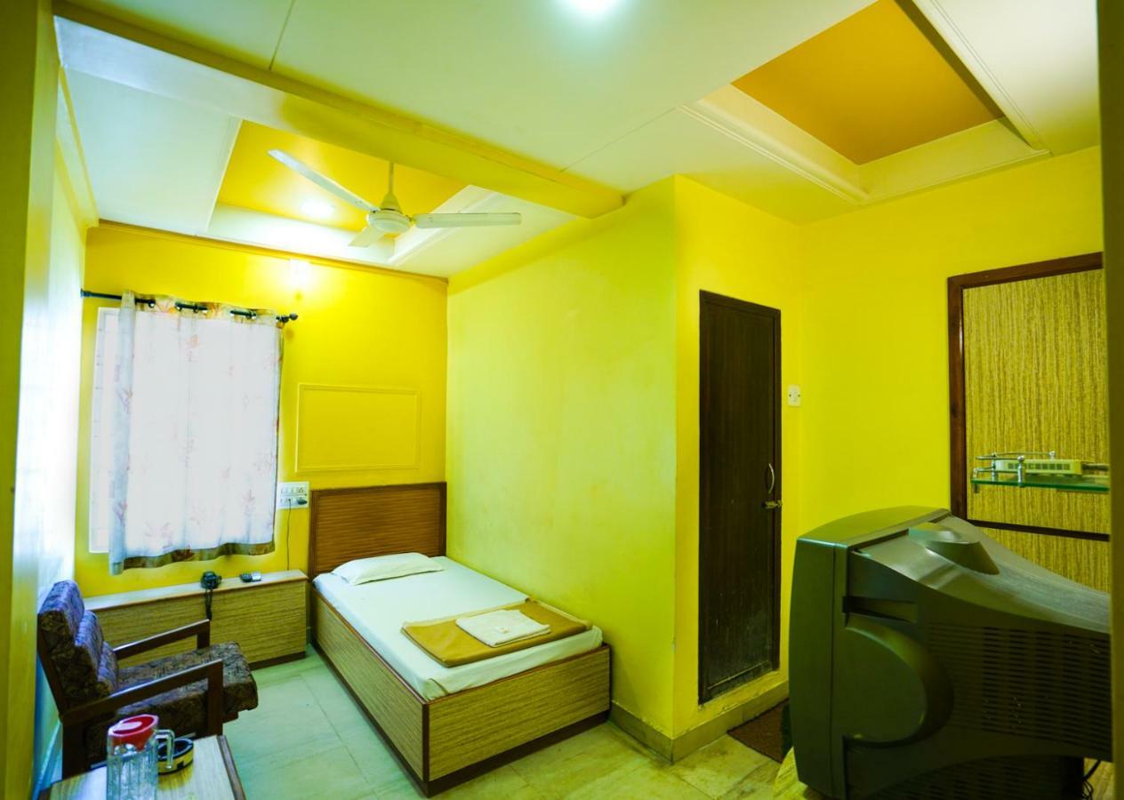 Hotel Ashiana Jamnagar Bagian luar foto