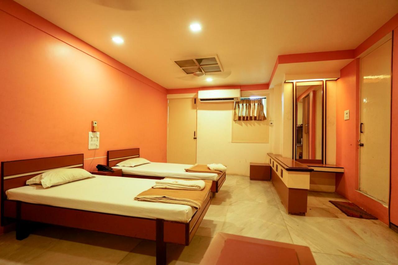 Hotel Ashiana Jamnagar Bagian luar foto