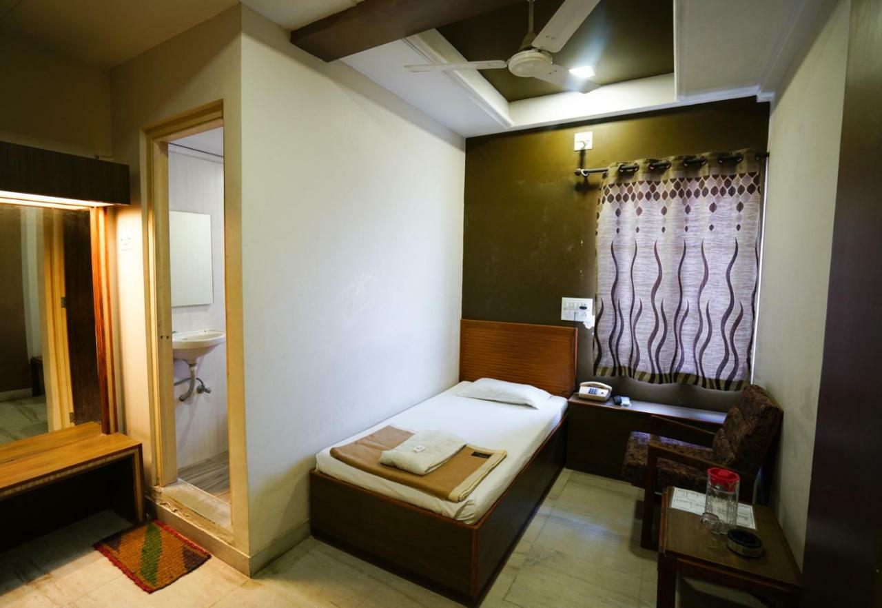 Hotel Ashiana Jamnagar Bagian luar foto