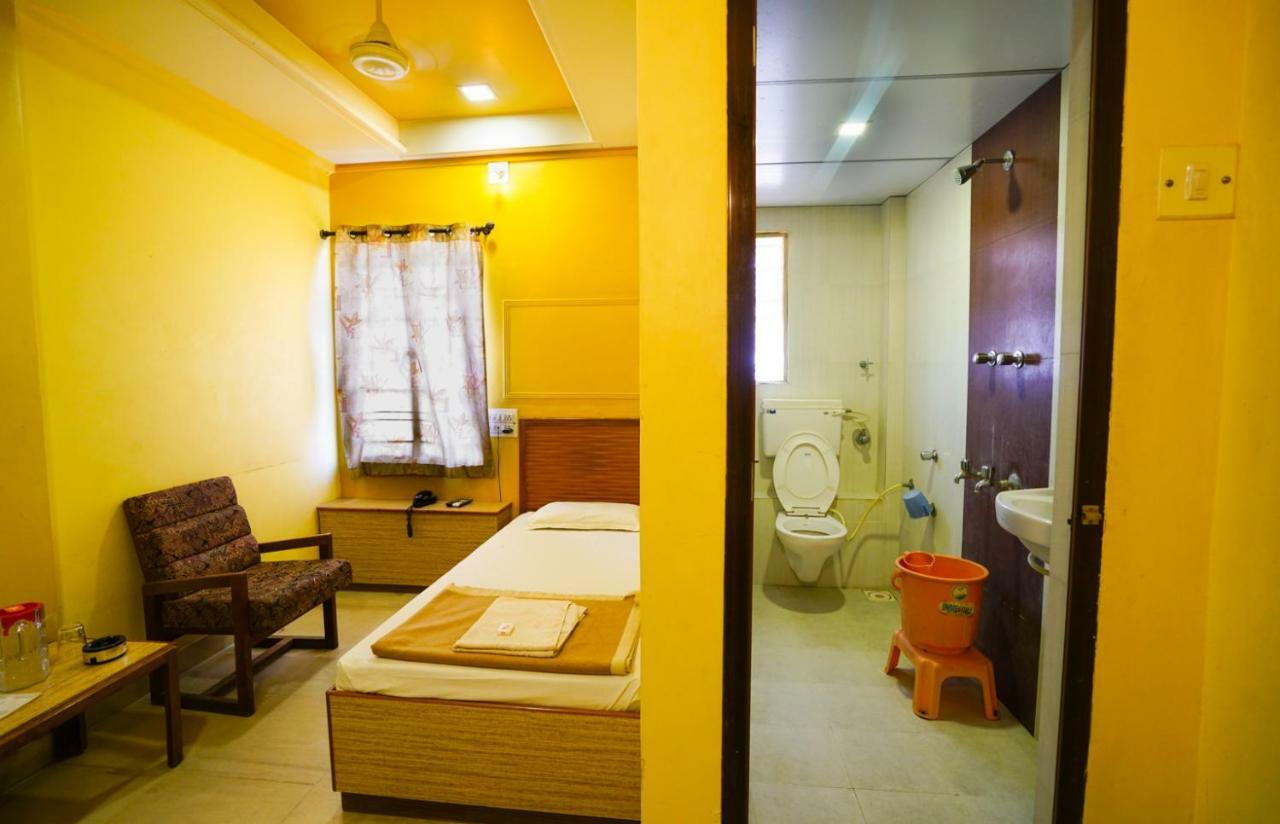 Hotel Ashiana Jamnagar Bagian luar foto