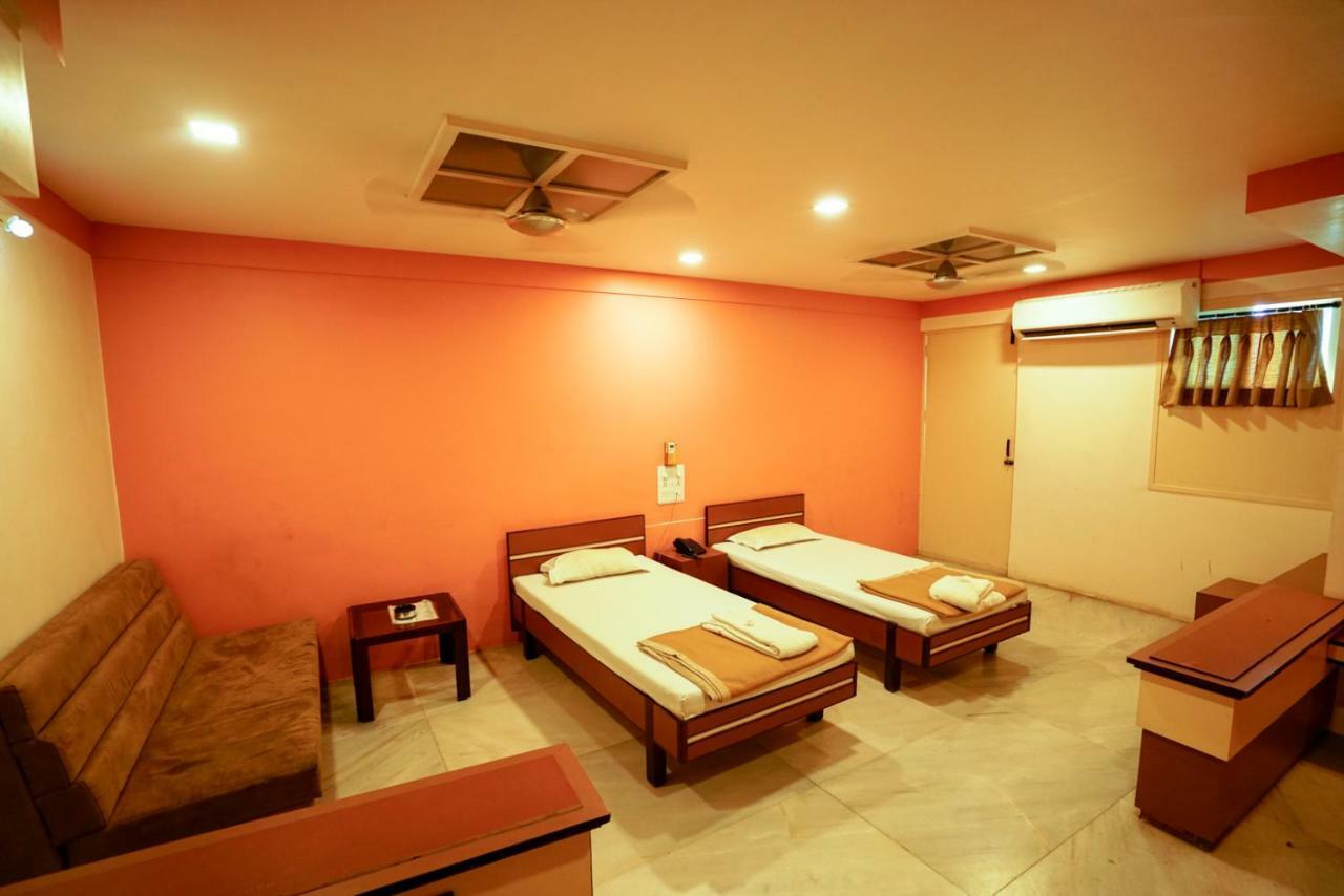 Hotel Ashiana Jamnagar Bagian luar foto