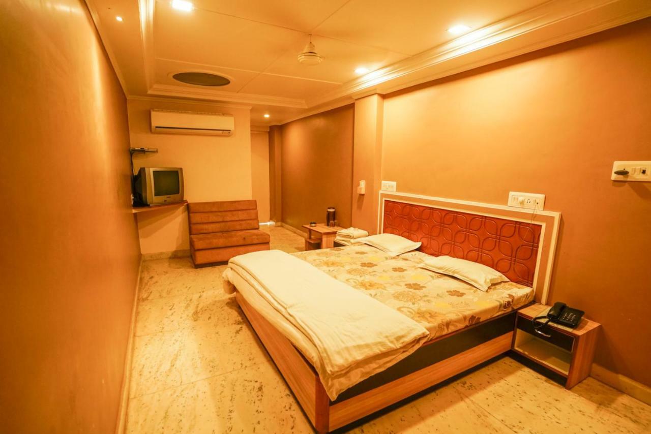 Hotel Ashiana Jamnagar Bagian luar foto